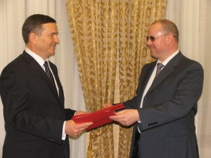 На фото: генеральный директор ИНЭС А.И.Агеев (справа) и президент Фонда В.И.Плешка На фото: генеральный директор ИНЭС А.И.Агеев и президентом Фонда В.И.Плешка.