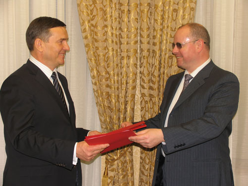 На фото: генеральный директор ИНЭС А.И.Агеев и президентом Фонда В.И.Плешка.